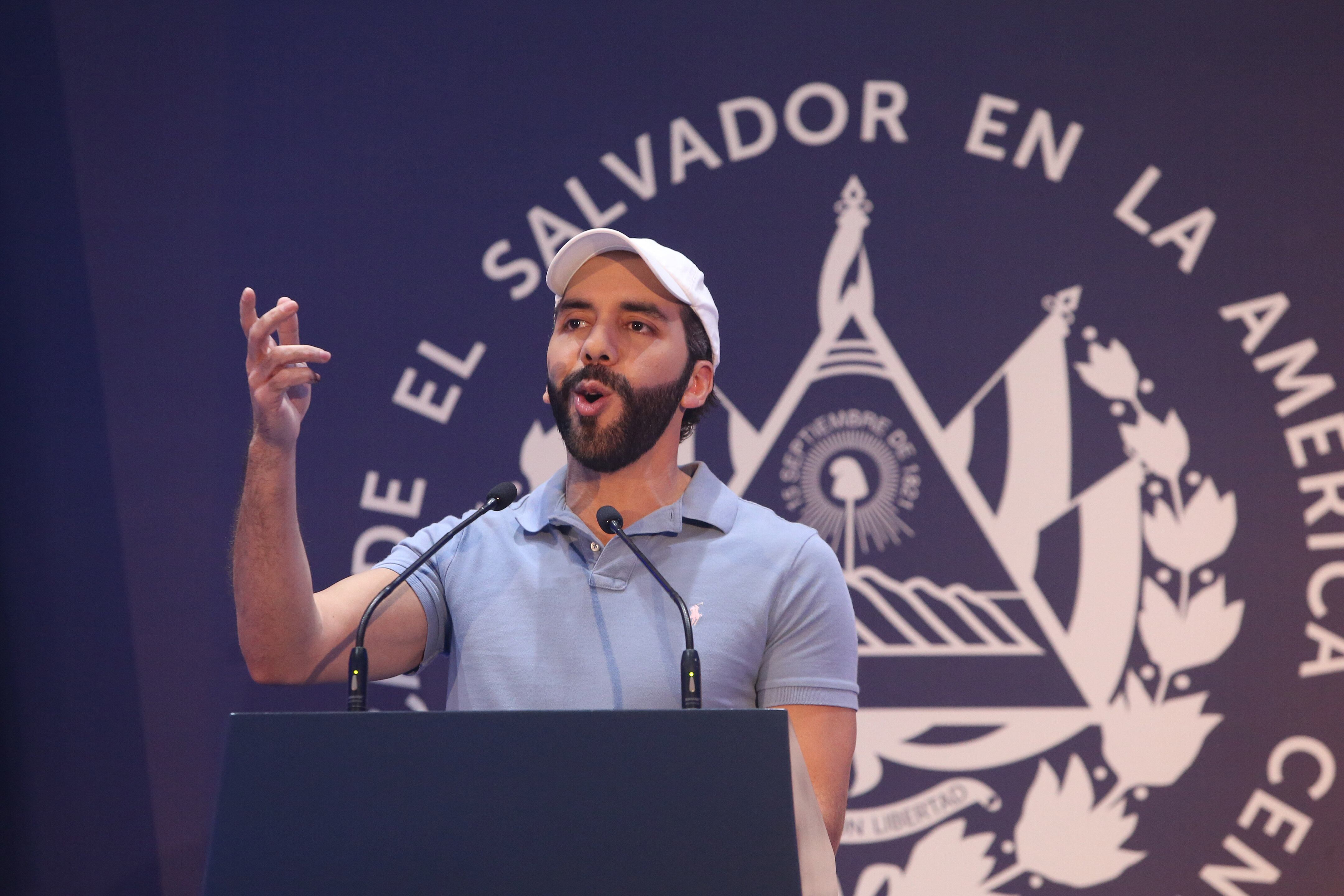 ES050.SAN SALVADOR (EL SALVADOR) 4/02/2024.- El presidente salvadoreño, Nayib Bukele, habla durante una conferencia de prensa, hoy en un hotel capitalino en San Salvador (El Salvador). El presidente de El Salvador, Nayib Bukele, a pesar del silencio electoral vigente en el país, pidió este domingo a la población que salga a votar para "seguir combatiendo a las pandillas", esto a pocos minutos para que las elecciones presidenciales y legislativas concluyan. EFE/Javier Aparicio