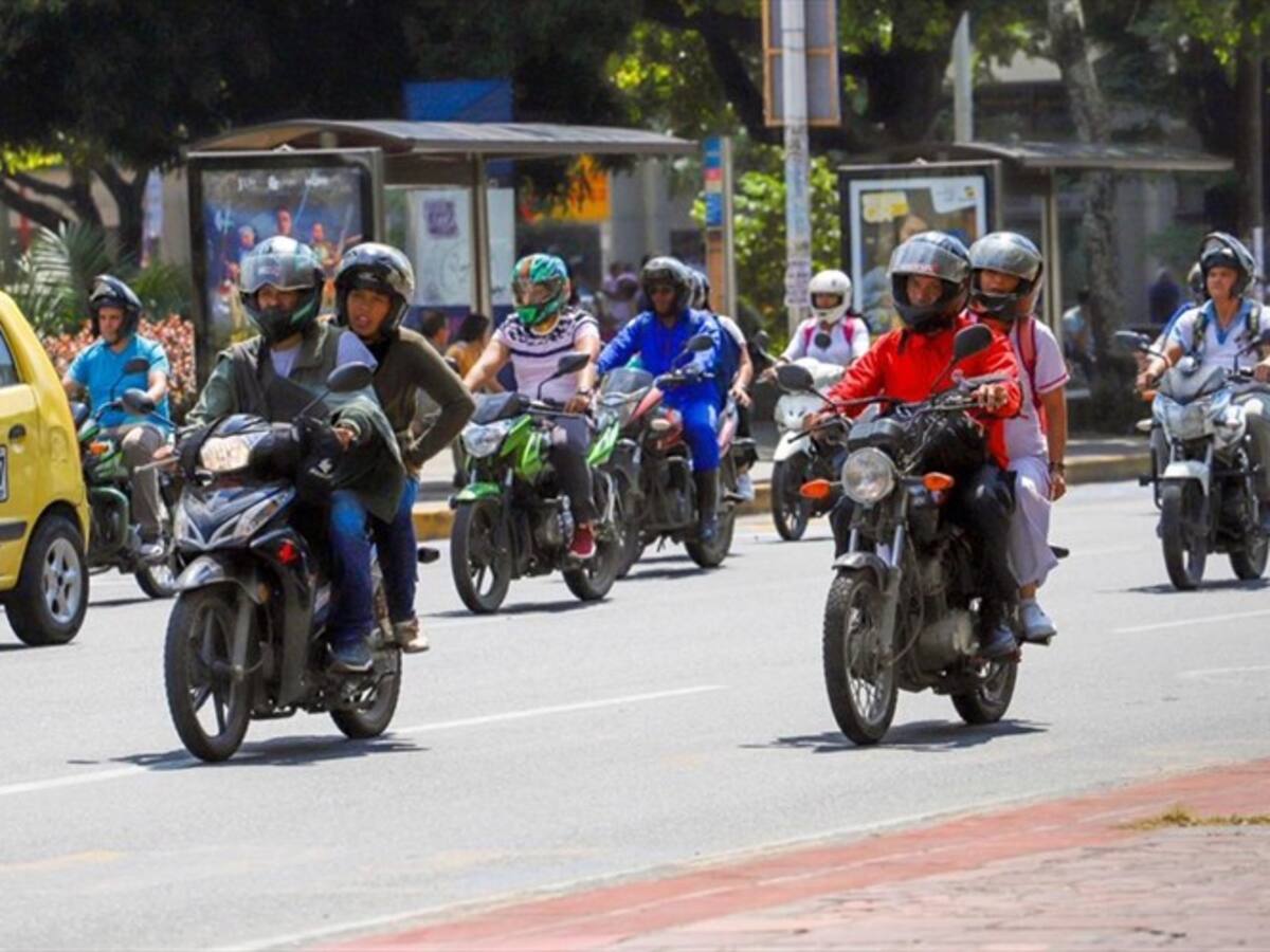 Revive restricción de parrillero hombre en Cali