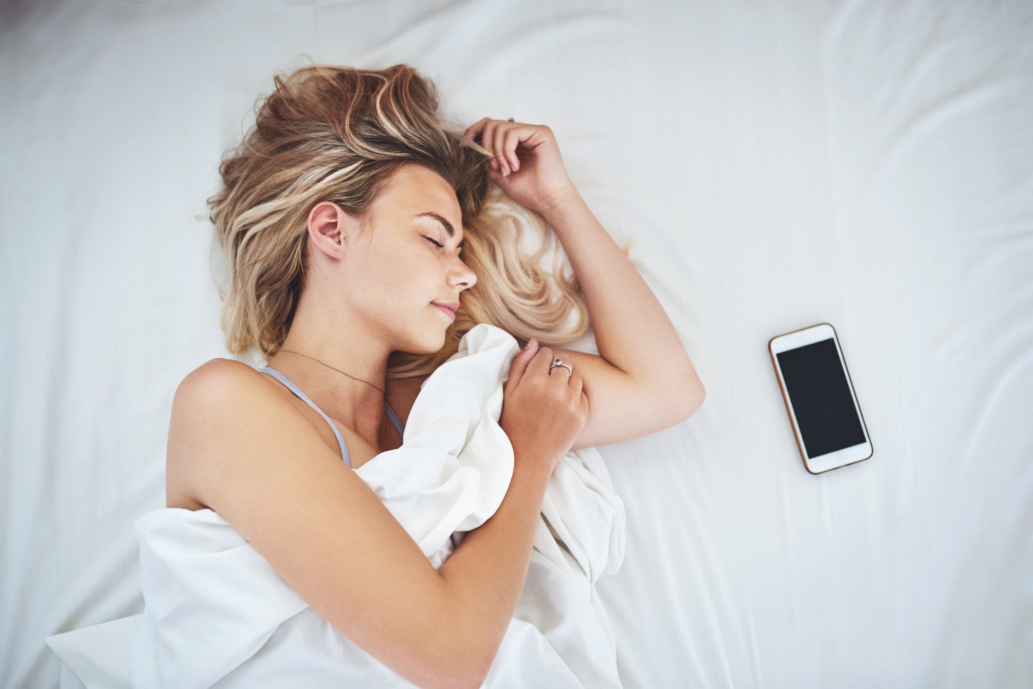 ¿Es peligroso dormir con el celular bajo la almohada? Riesgos y explicaciones // Getty Images