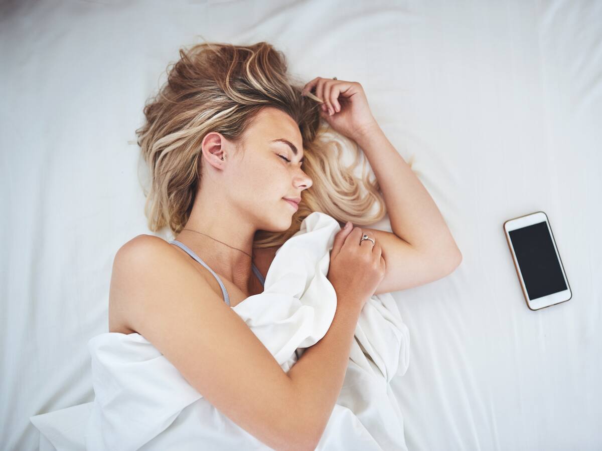 ¿Es peligroso dormir con el celular bajo la almohada? Riesgos y explicaciones