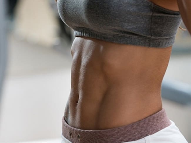 El infalible ejercicio que marcará su abdomen según Harvard. Foto: Getty Images