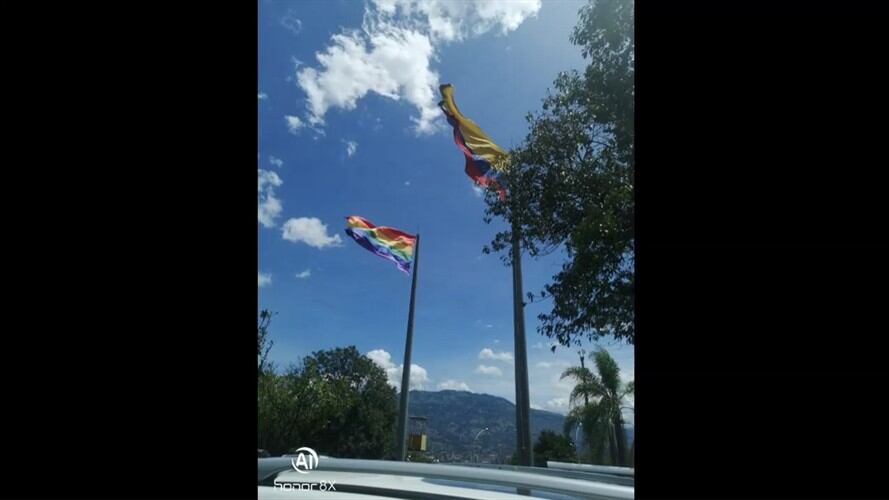 Izada de bandera LGTBI en Antioquia. Foto: La WCon Vicky Dávila