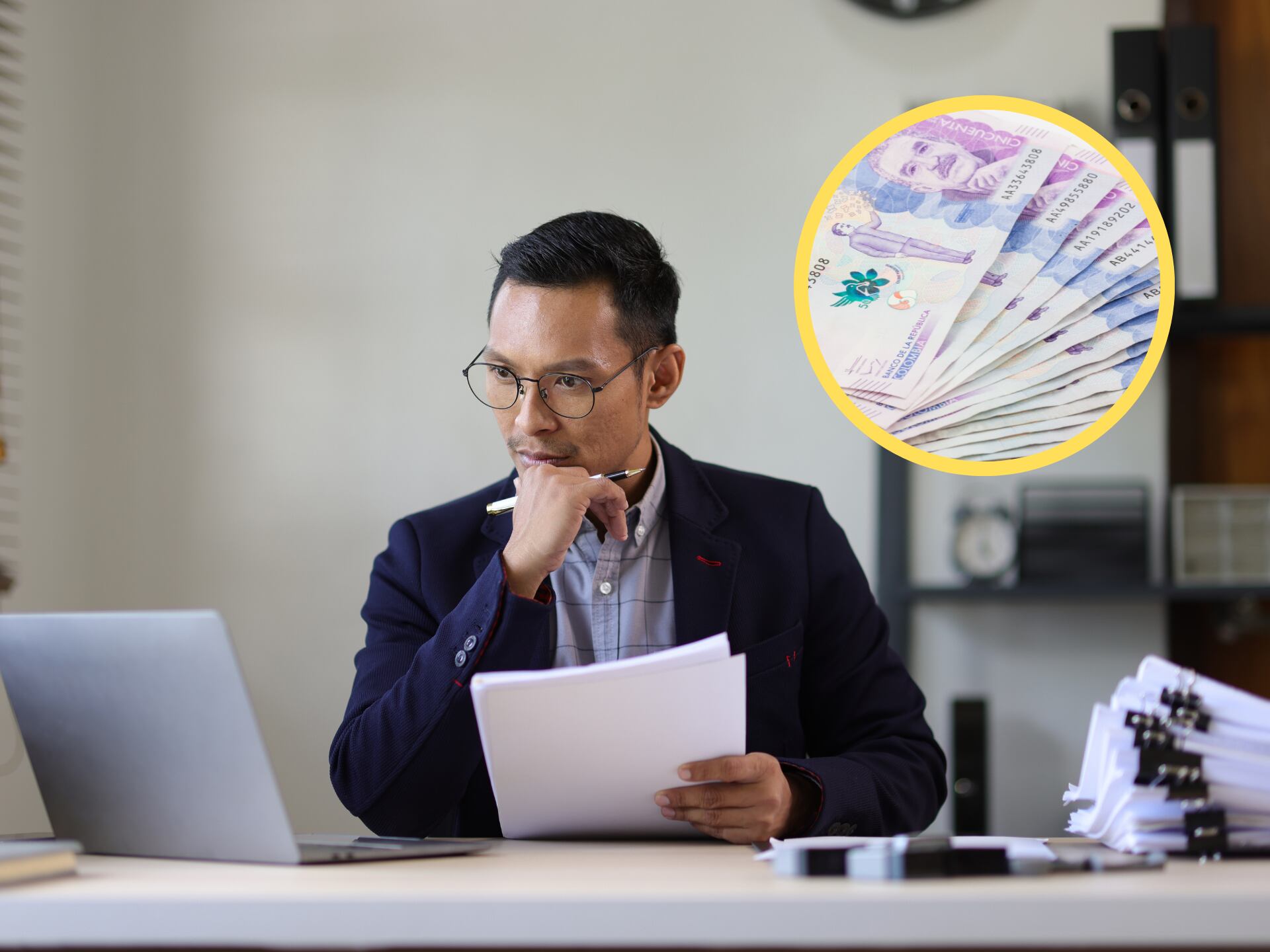 Imagen referencia de una persona haciendo una simulación de un crédito en su computador. En el círculo, billetes de 50 mil pesos colombianos (GettyImages)