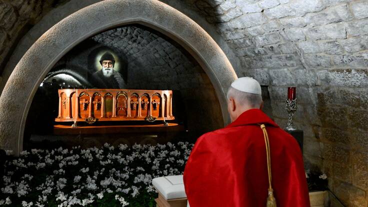 El papa León XIV rezó ante la tumba del santo Charbel y pidió paz para Líbano y todo Oriente Medio