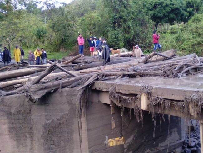Las fuertes lluvias registradas en las últimas horas produjeron el desbordamiento de la quebrada San Andrés y graves afectaciones a tres puentes vehiculares y cuatro peatonales. Foto: Defensa Civil