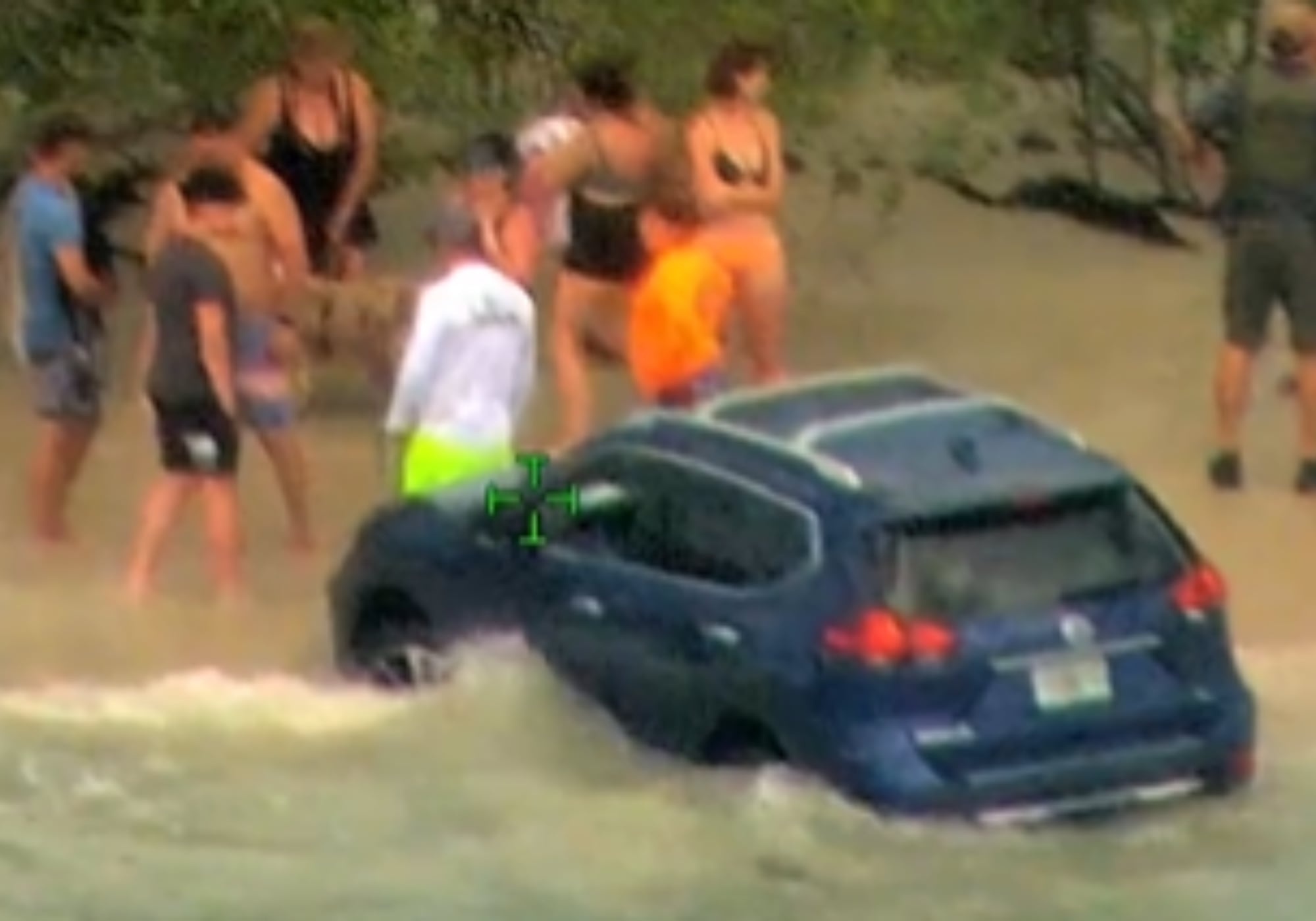 Vehículo de conductora en playa de Florida. Foto: captura de pantalla de video.