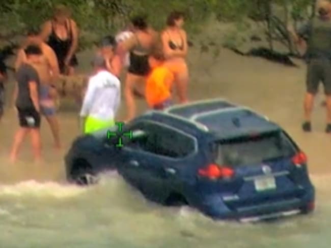 Vehículo de conductora en playa de Florida. Foto: captura de pantalla de video.