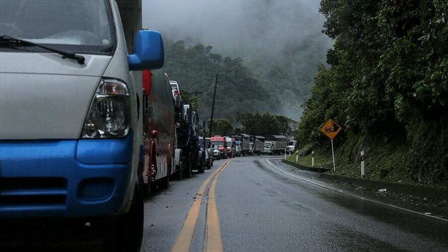 En el sector del puente La Orquídea se registró un derrumbe ocasionado por las lluvias. Foto: Colprensa