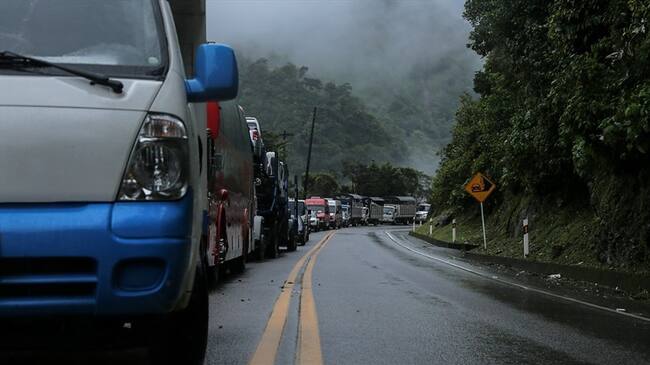 En el sector del puente La Orquídea se registró un derrumbe ocasionado por las lluvias. Foto: Colprensa