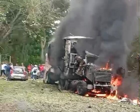 Un vehículo quedó completamente en llamas. Crédito: Cortesía.