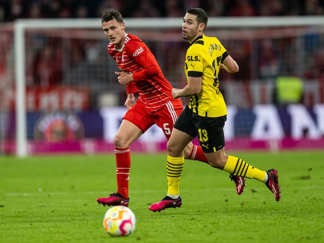 Duelo entre Borussia Dortmund y Bayern Munich. (Photo by Markus Gilliar - GES Sportfoto/Getty Images)