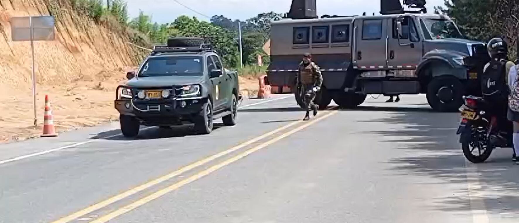 Los uniformados del la Policía y el Ejército que estaban en la vía respondieron al ataque. Crédito: red de Apoyo Cauca.