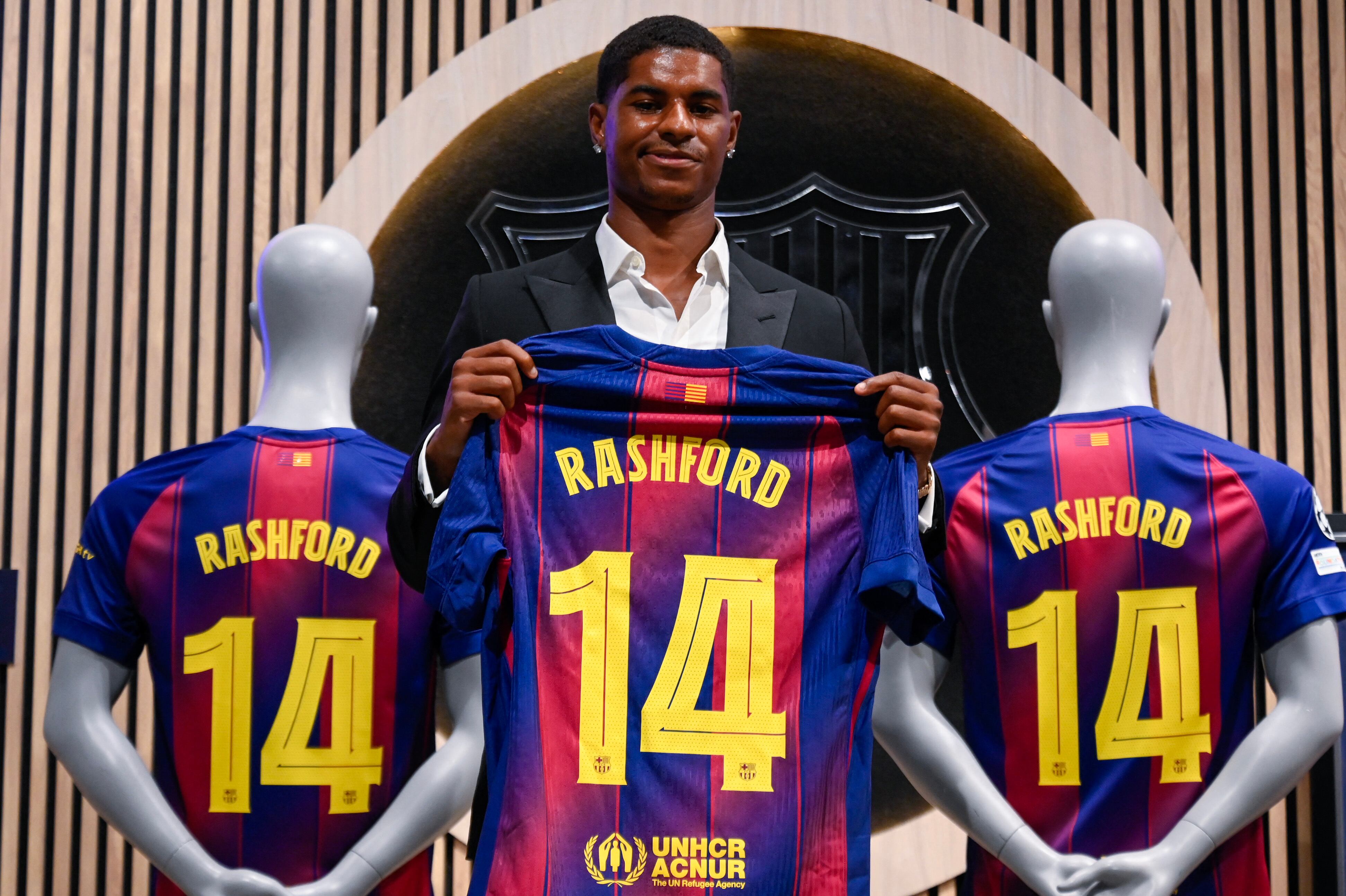 El inglés Marcus Rashford posa con la camiseta del FC Barcelona y el dorsal 14 que usará durante su etapa en el club azulgrana. FOTO: Josep Lago via Getty Images