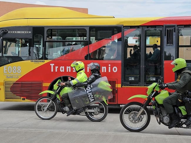 Vestidos de mariachi y gimnasio: así gastaron recursos para seguridad en Transmilenio