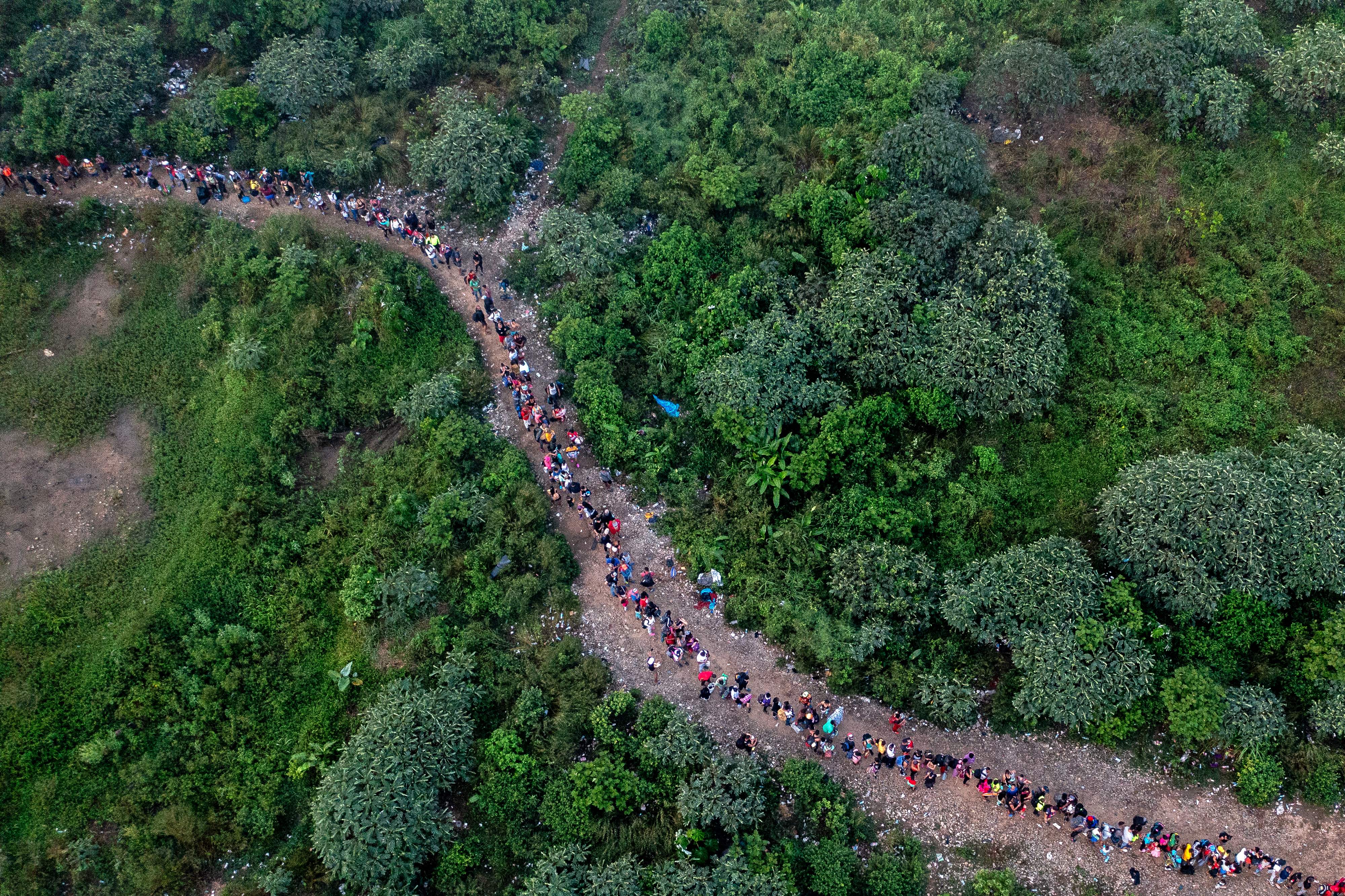 Vista superior de migrantes Colombia-Panamá. FOTO: LUIS ACOSTA/AFP via Getty Images