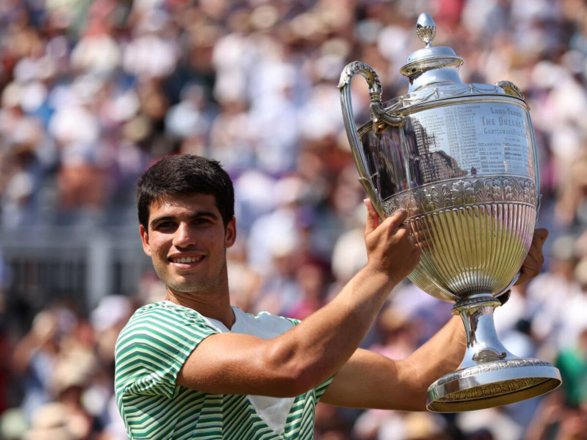 Carlos Alcaraz ganó en el torneo sobre hierba de Queen’s y recuperó el número uno mundial