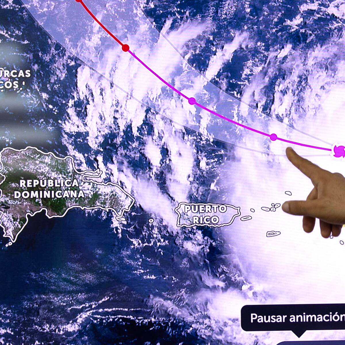 El huracán Erin rebajó su fuerza a categoría 3 mientras lleva fuertes lluvias al Caribe