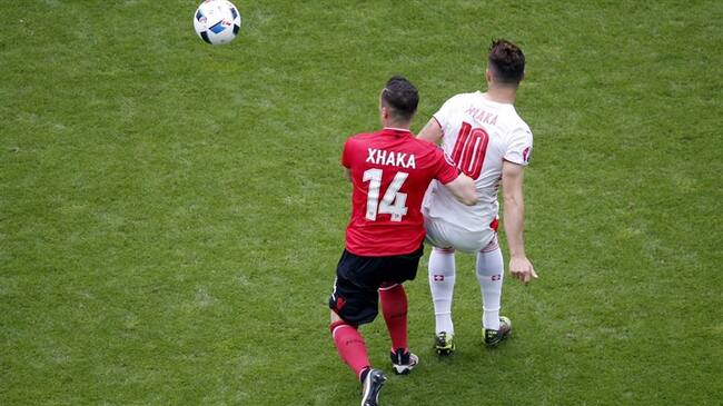 Los hermanos Xhaka. Taulant, el que juega por Albania con el número 14, es 18 meses mayor que Granit, el 10 de Suiza. Foto: EFE.