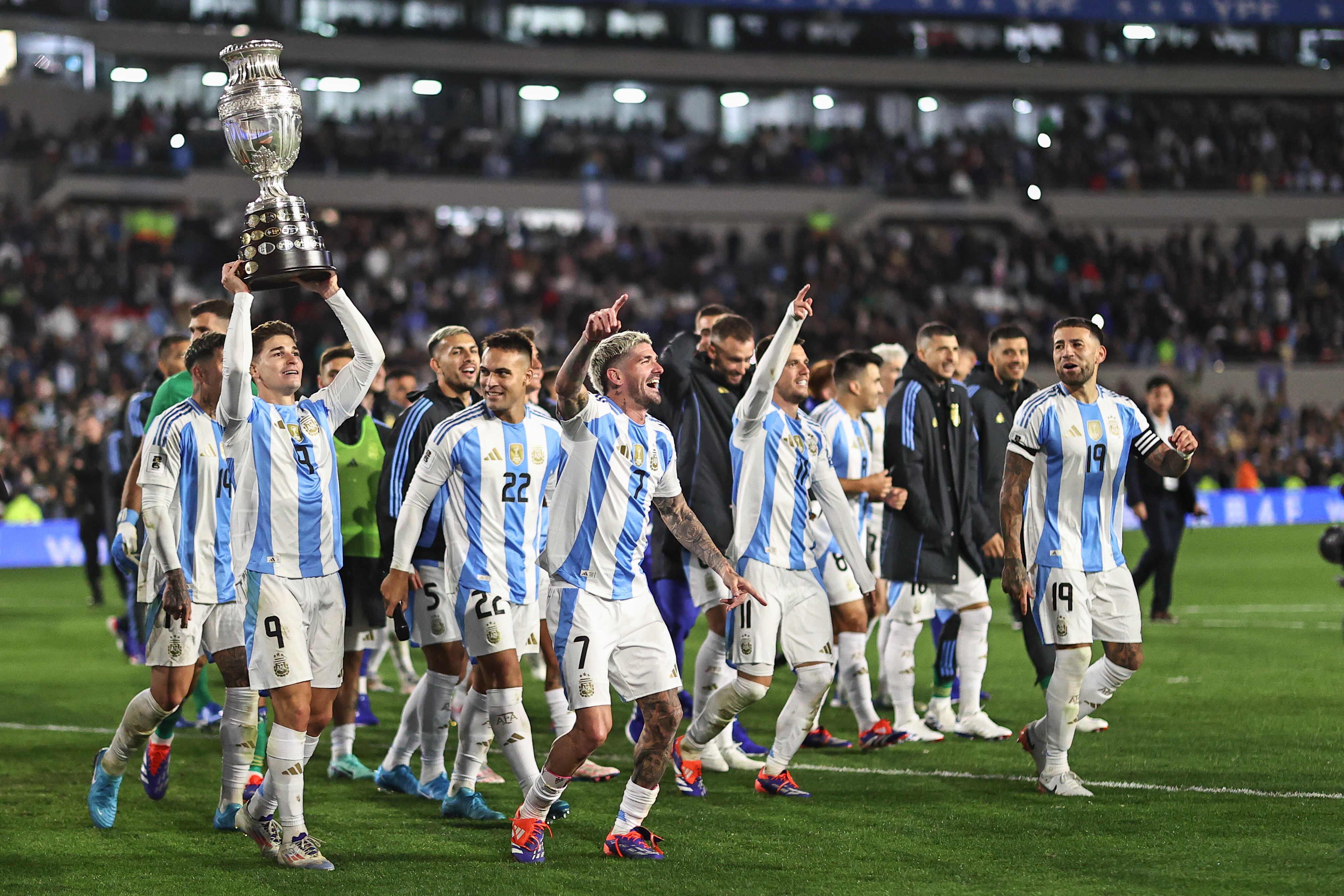 Jugadores de Argentina celebran con la Copa América este jueves, al final de un partido de las eliminatorias sudamericana para el Mundial 2026. EFE/ Juan Ignacio Roncoroni