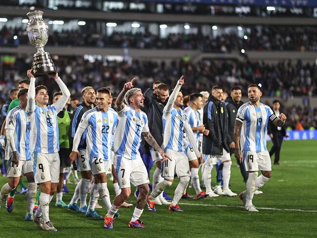 Jugadores de Argentina celebran con la Copa América este jueves, al final de un partido de las eliminatorias sudamericana para el Mundial 2026. EFE/ Juan Ignacio Roncoroni