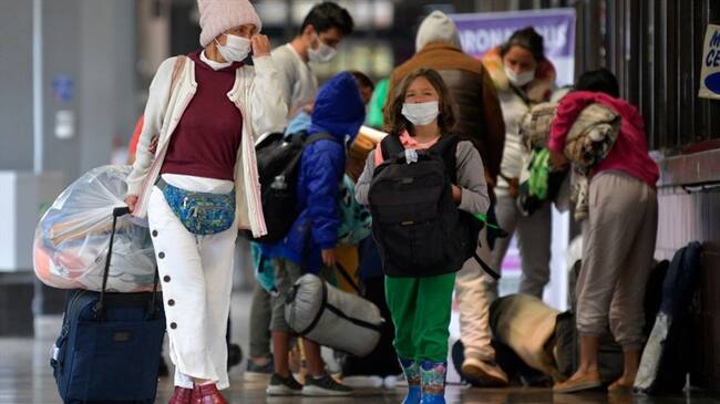 ¿Por qué la gente no hace caso? Siguen en la calle a pesar de las advertencias. Foto: Getty Images