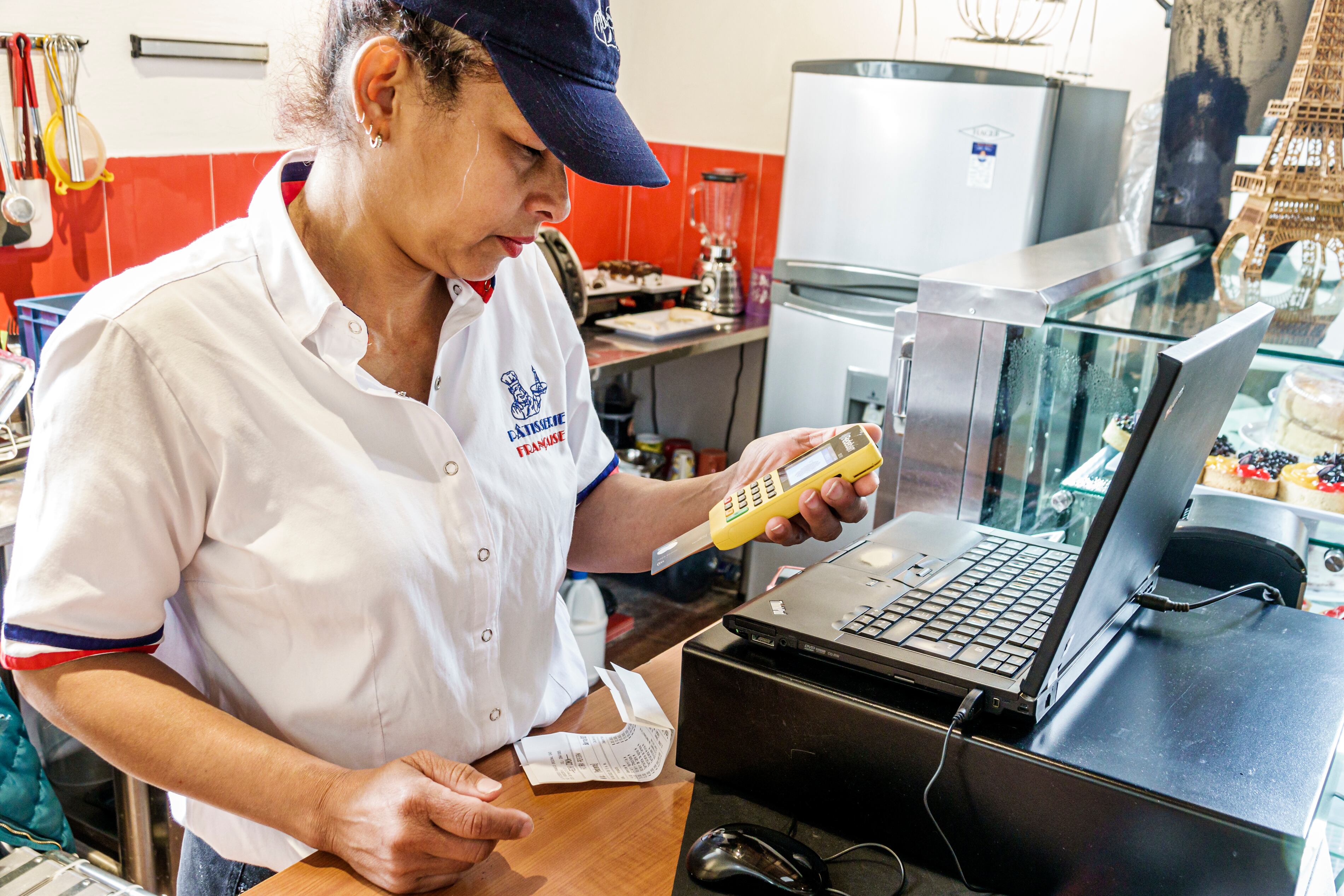 Imagen de referencia de una empleada de la Pastelería Francesa procesando un pago con una tarjeta de crédito. Universal Images Group vía Getty Images