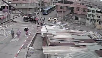 Bus de transporte público se volcó en Ciudad Bolívar, Bogotá, tras perder el control. Foto: Captura de pantalla de video publicado por Diego Arias (@DiegoAriasF1) en X.