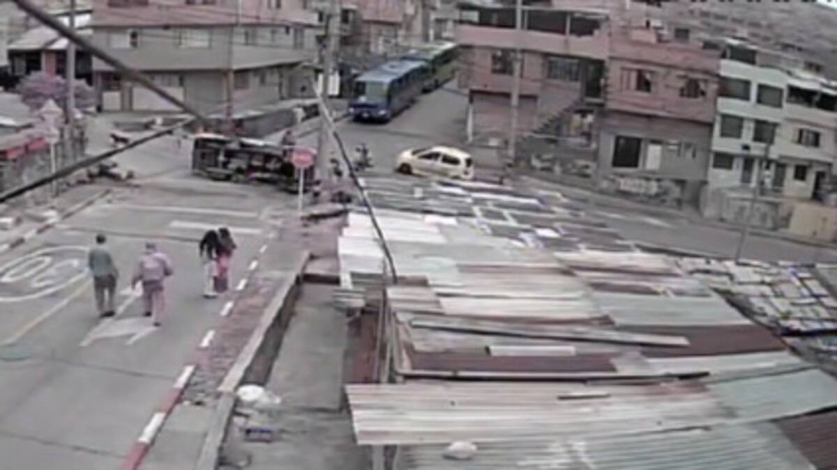 Video: bus de transporte público se volcó en Ciudad Bolívar, Bogotá, tras perder control