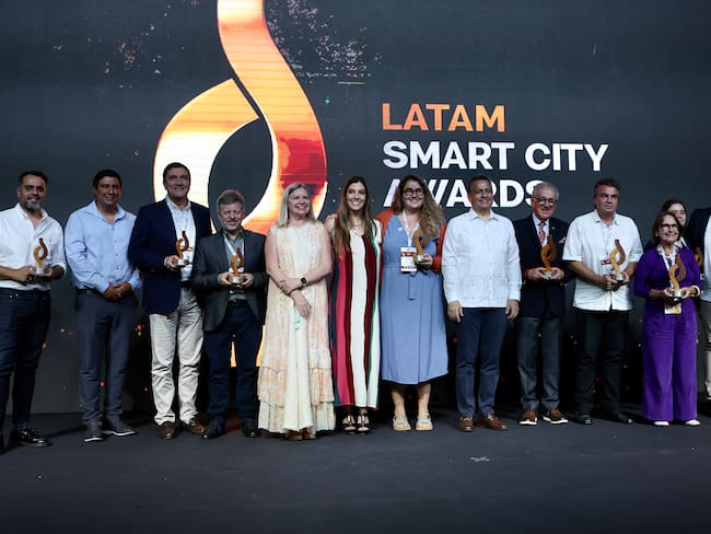 Fotografía de los galardonados durante la entrega de reconocimientos de la VIII edición del Smart City Expo LATAM Congress, en la ciudad de Mérida (México). Foto: EFE/Lorenzo Hernández