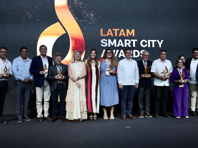 Fotografía de los galardonados durante la entrega de reconocimientos de la VIII edición del Smart City Expo LATAM Congress, en la ciudad de Mérida (México). Foto: EFE/Lorenzo Hernández