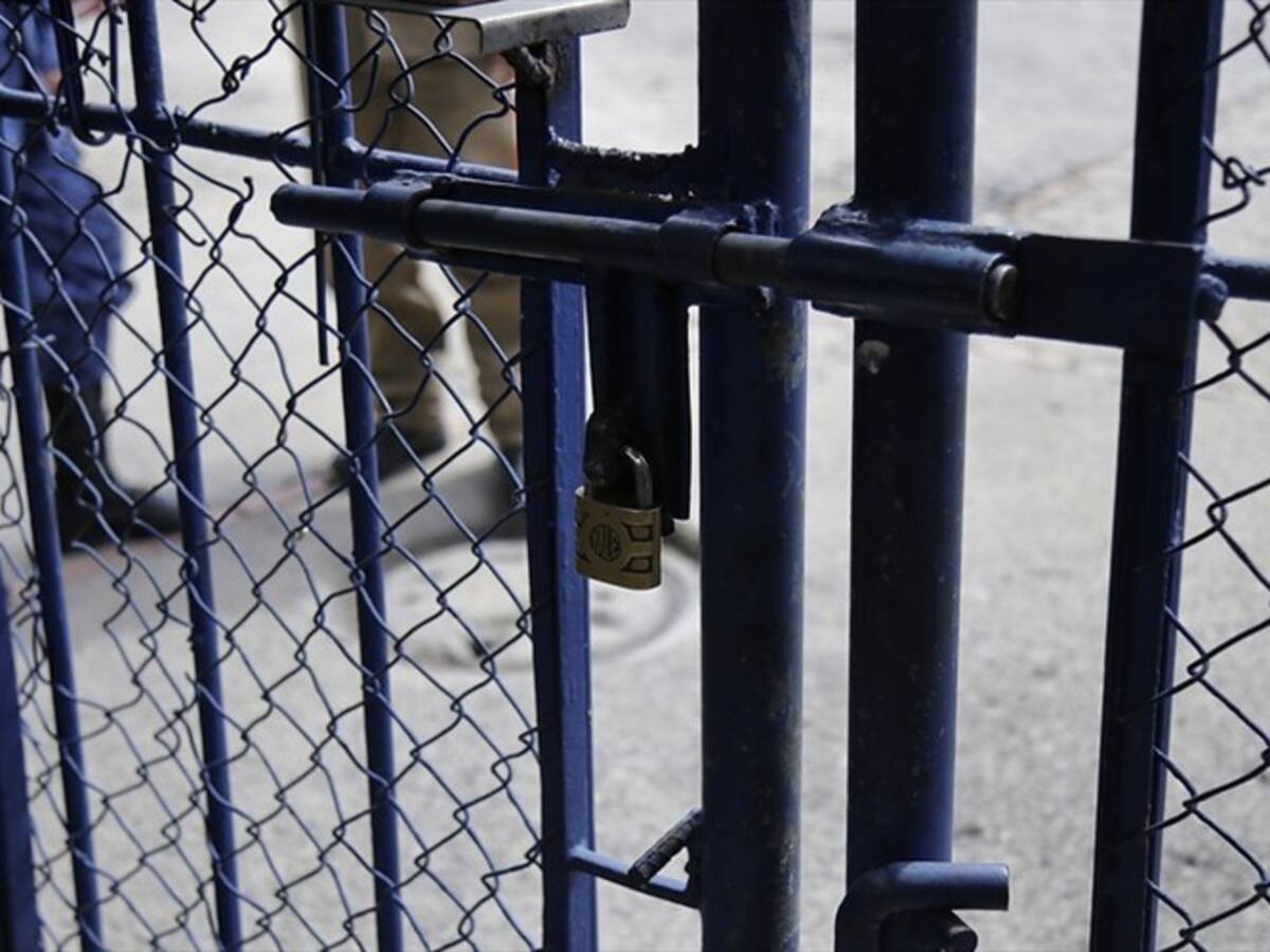 Encarcelan a hombre que dio revólver a adolescentes para un juego