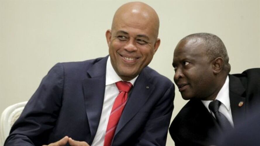 Image copyrightReuters Image caption La crisis aún no está resuelta, subrayó el presidente saliente Michel Martinelly (izquierda). Foto: BBC Mundo