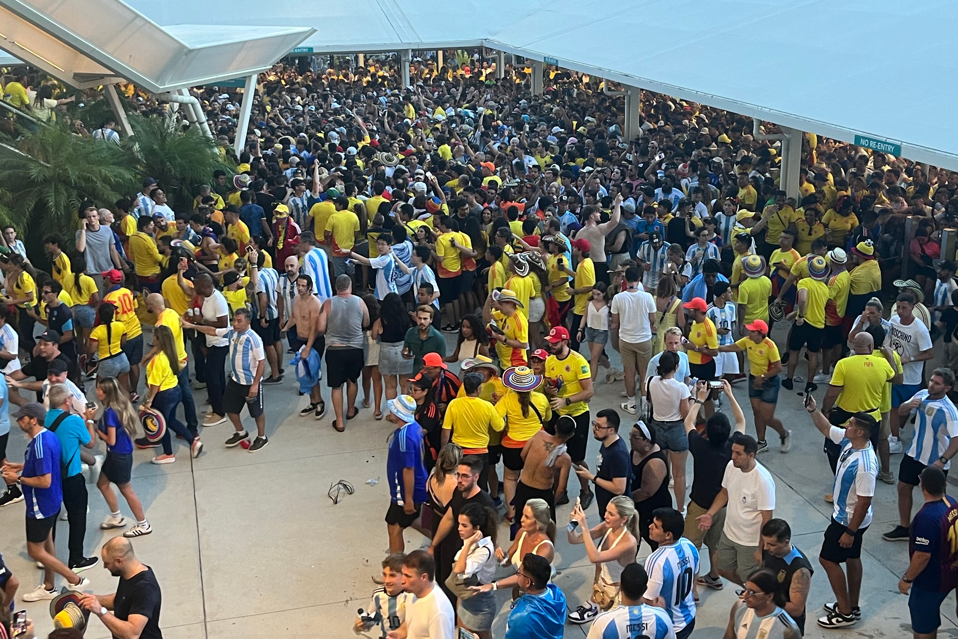 Aficionados ingresan sin control al estadio Hard Rock este domingo previo a la final de la Copa América, en Miami. Foto: EFE/ David Villafranca