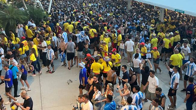 AME1862. MIAMI (ESTADOS UNIDOS), 14/07/2024.- Aficionados ingresan sin control al estadio Hard Rock este domingo previo a la final de la Copa América, en Miami (Estados Unidos). Poco después de instalarse el caos en varios sectores de ingreso al Hard Rock Stadium por fanáticos que ingresaron sin entradas, la policía retomó el control, pero luego los organizadores liberaron el ingreso de personas que arrastraron vallas a su paso. EFE/ David Villafranca