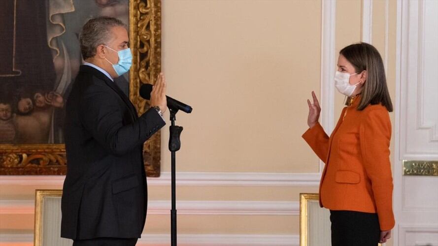 El presidente Iván Duque posesionó como embajadora ante la OCDE a Adriana Mejía. Foto: Presidencia de la República
