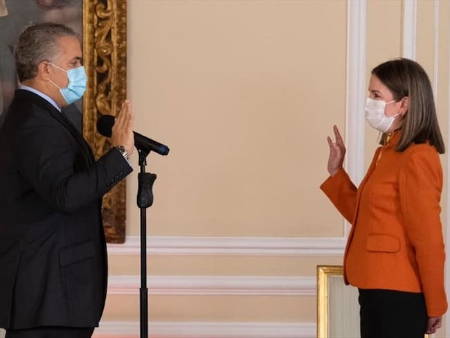 El presidente Iván Duque posesionó como embajadora ante la OCDE a Adriana Mejía. Foto: Presidencia de la República
