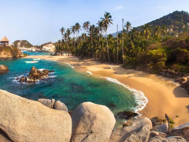 Cabo San Juan, en El Parque Tayrona; este se destaca por su diversidad de ambientes, tanto terrestres como marinos.