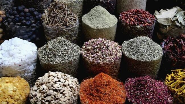 Por milenios, hierbas y especias han sido ingredientes fundamentales de las gastronomías de Asia, Medio Oriente y más allá.. Foto: BBC Mundo