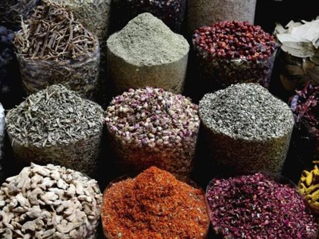 Por milenios, hierbas y especias han sido ingredientes fundamentales de las gastronomías de Asia, Medio Oriente y más allá.. Foto: BBC Mundo
