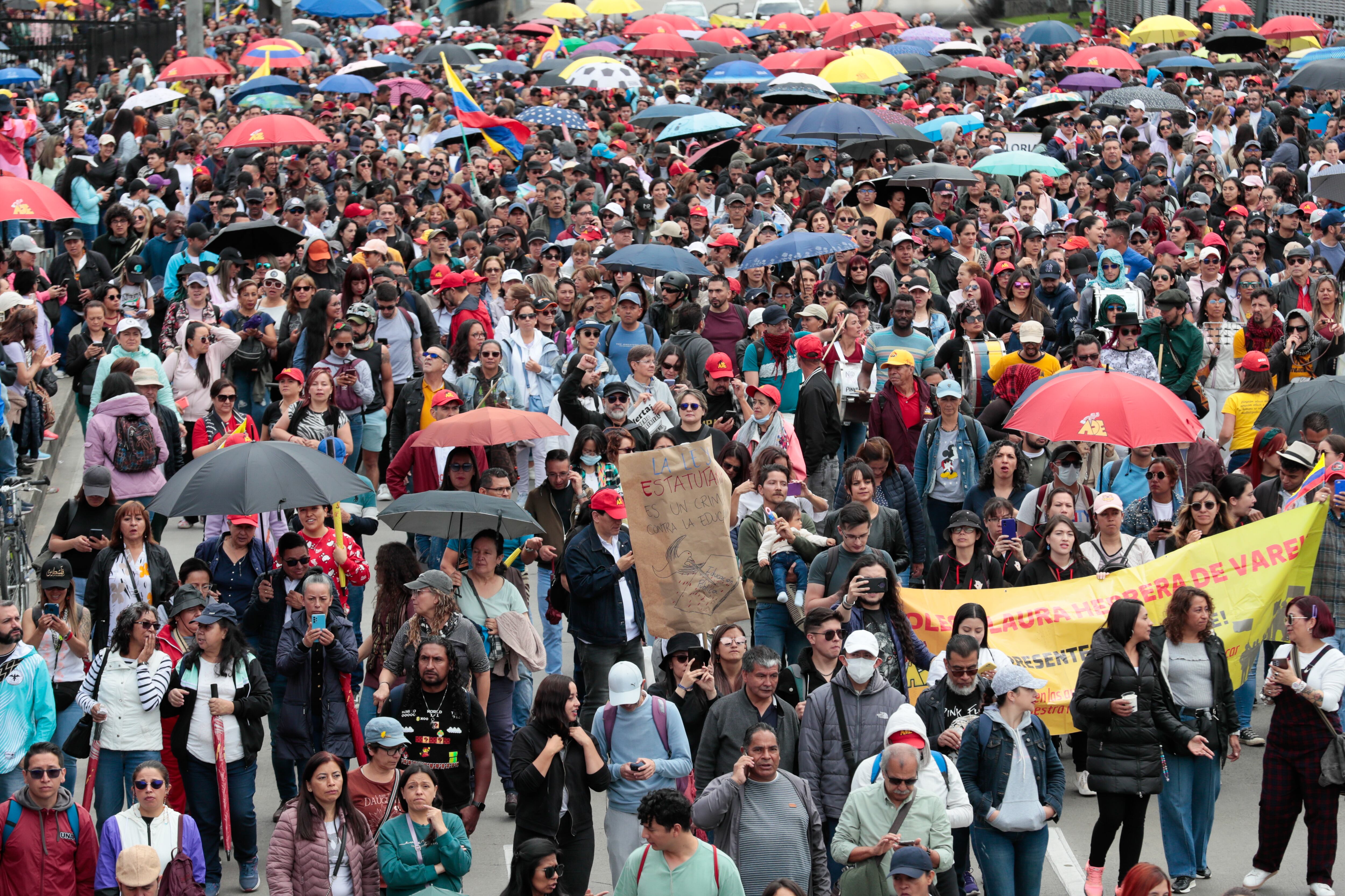 Manifestación de docentes en Colombia. Foto: EFE/ Carlos Ortega