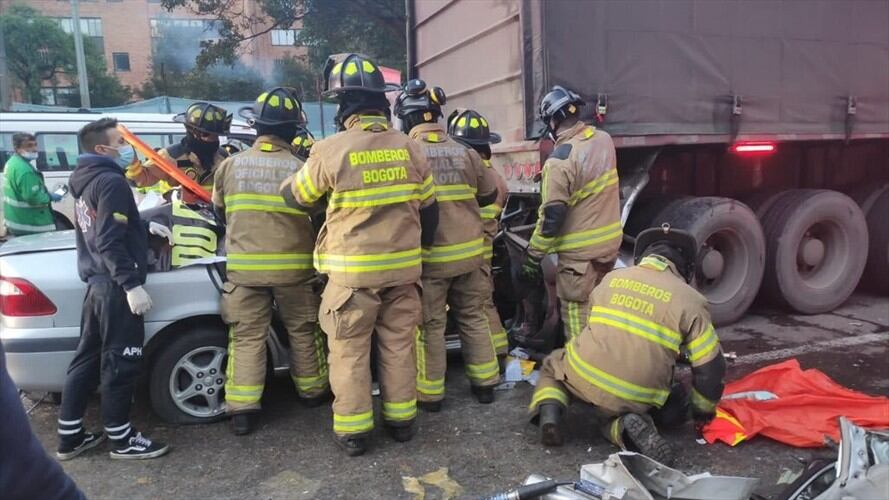 Se presentó un fuerte accidente de tránsito en el que un vehículo particular y una tractomula se vieron involucrados. Foto: Twitter Bomberos de Bogotá