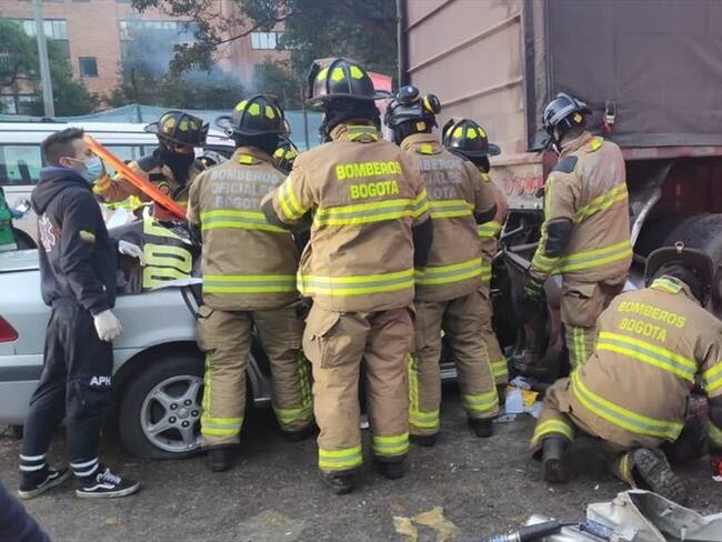 Se presentó un fuerte accidente de tránsito en el que un vehículo particular y una tractomula se vieron involucrados. Foto: Twitter Bomberos de Bogotá