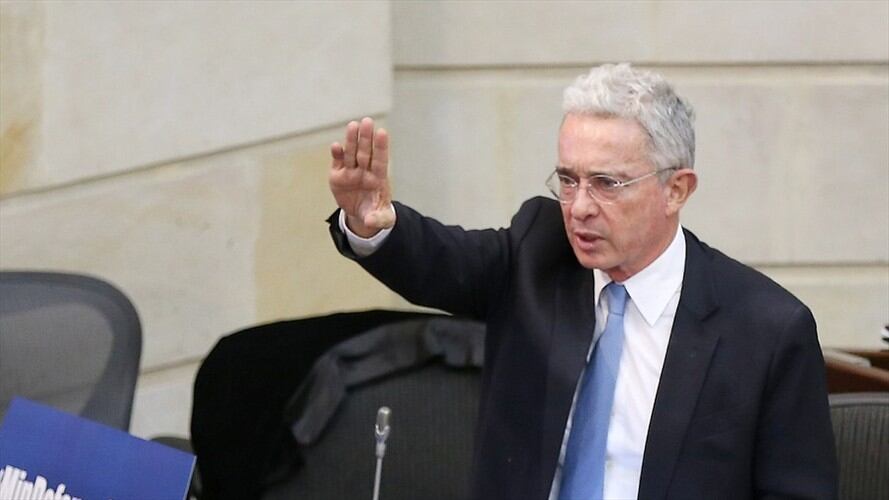 La investigación que se adelanta contra el expresidente y senador Álvaro Uribe obedece a los presuntos delitos de fraude procesal y soborno. Foto: Colprensa