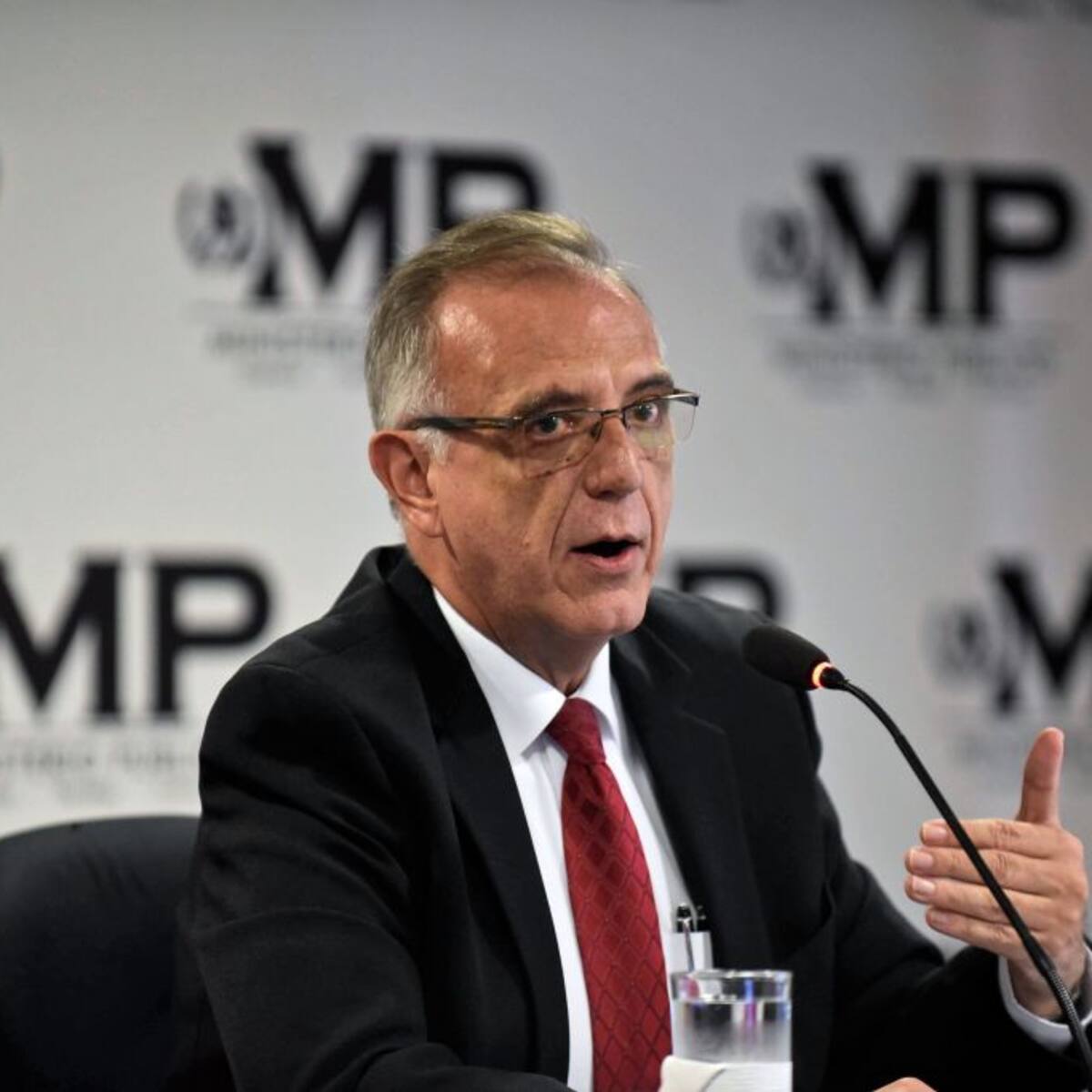 Un ministro no diseña estrategias militares: Velásquez sobre críticas del uribismo