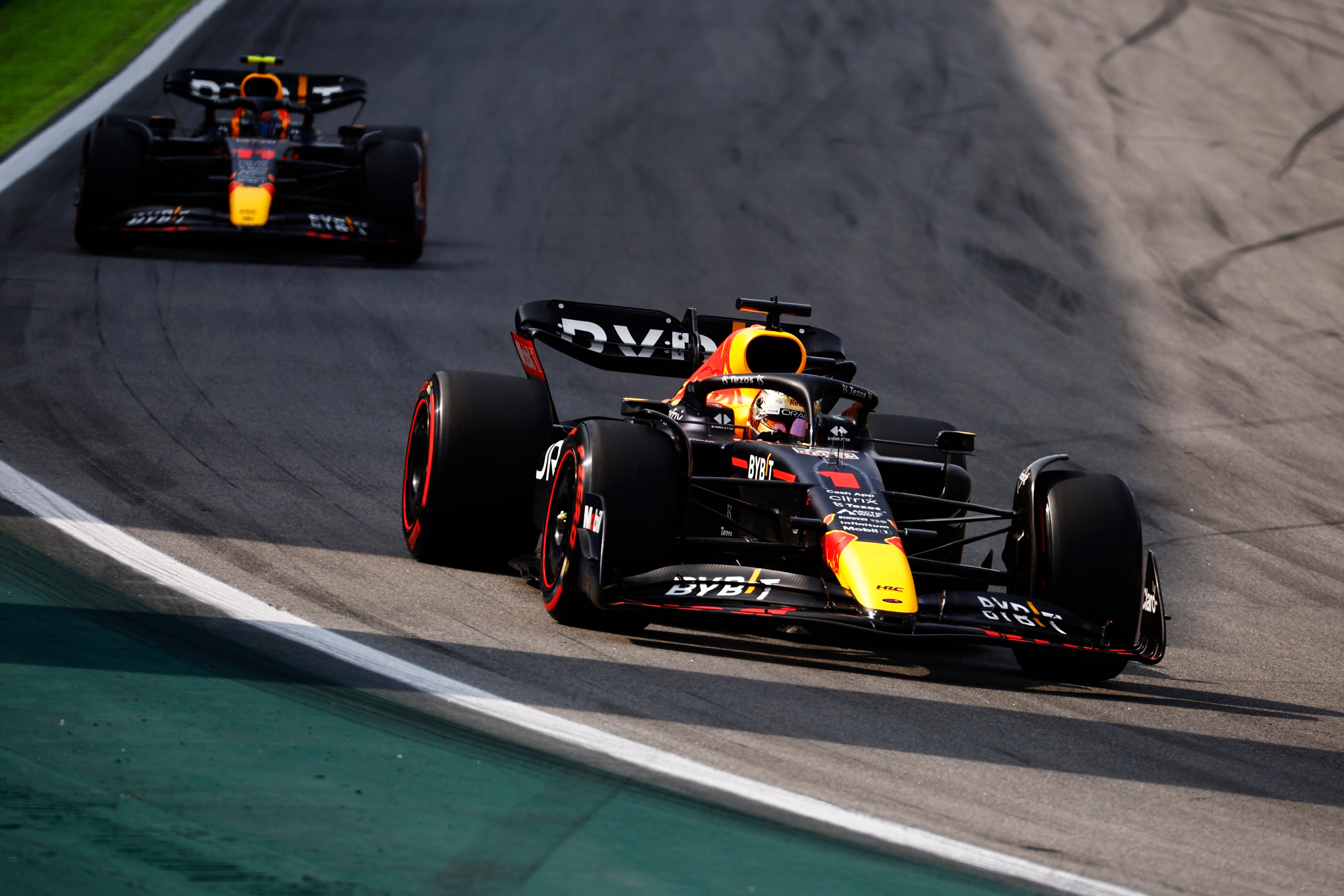 Max Verstappen (1) Sergio Perez of Mexico driving (11) Gran Premio de Brasil en el Autodromo Jose Carlos Pace. Foto: Chris Graythen/Getty Images