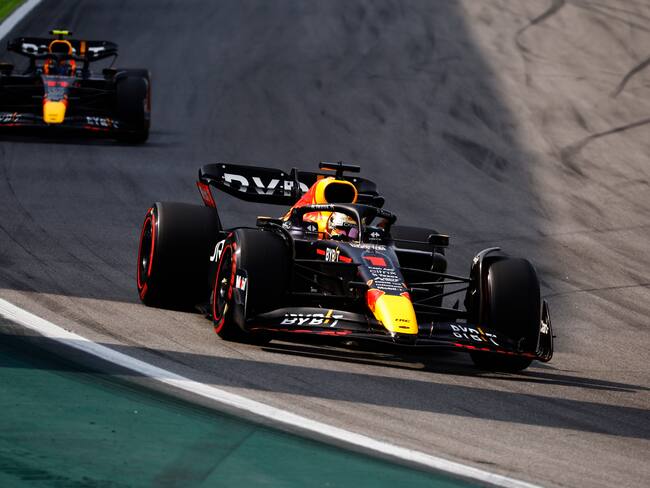 Max Verstappen (1) Sergio Perez of Mexico driving (11) Gran Premio de Brasil en el Autodromo Jose Carlos Pace. Foto: Chris Graythen/Getty Images