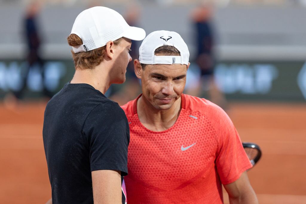 Rafael Nadal y Jannik Sinner, tenistas. Foto: Tim Clayton/Corbis via Getty Images