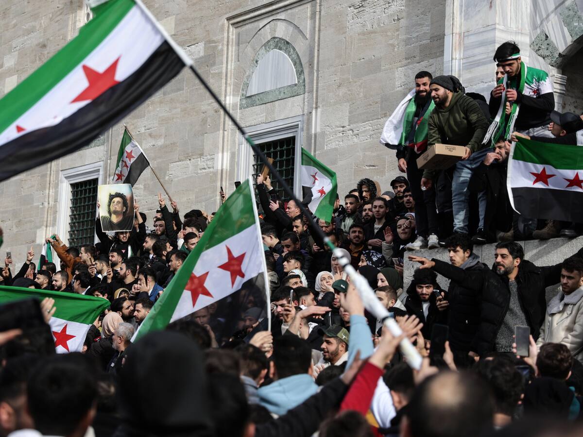 Insurgentes anuncian un toque de queda en Damasco de 13 horas tras controlar la capital