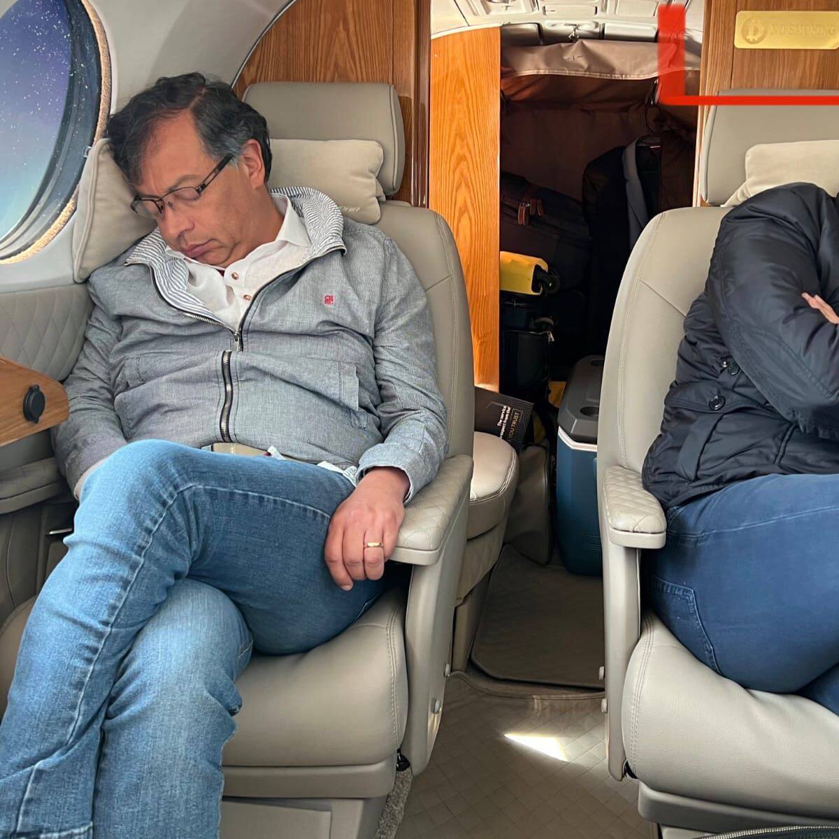 ¿Por qué Petro usó avión con logo de Daily Cop en su campaña?