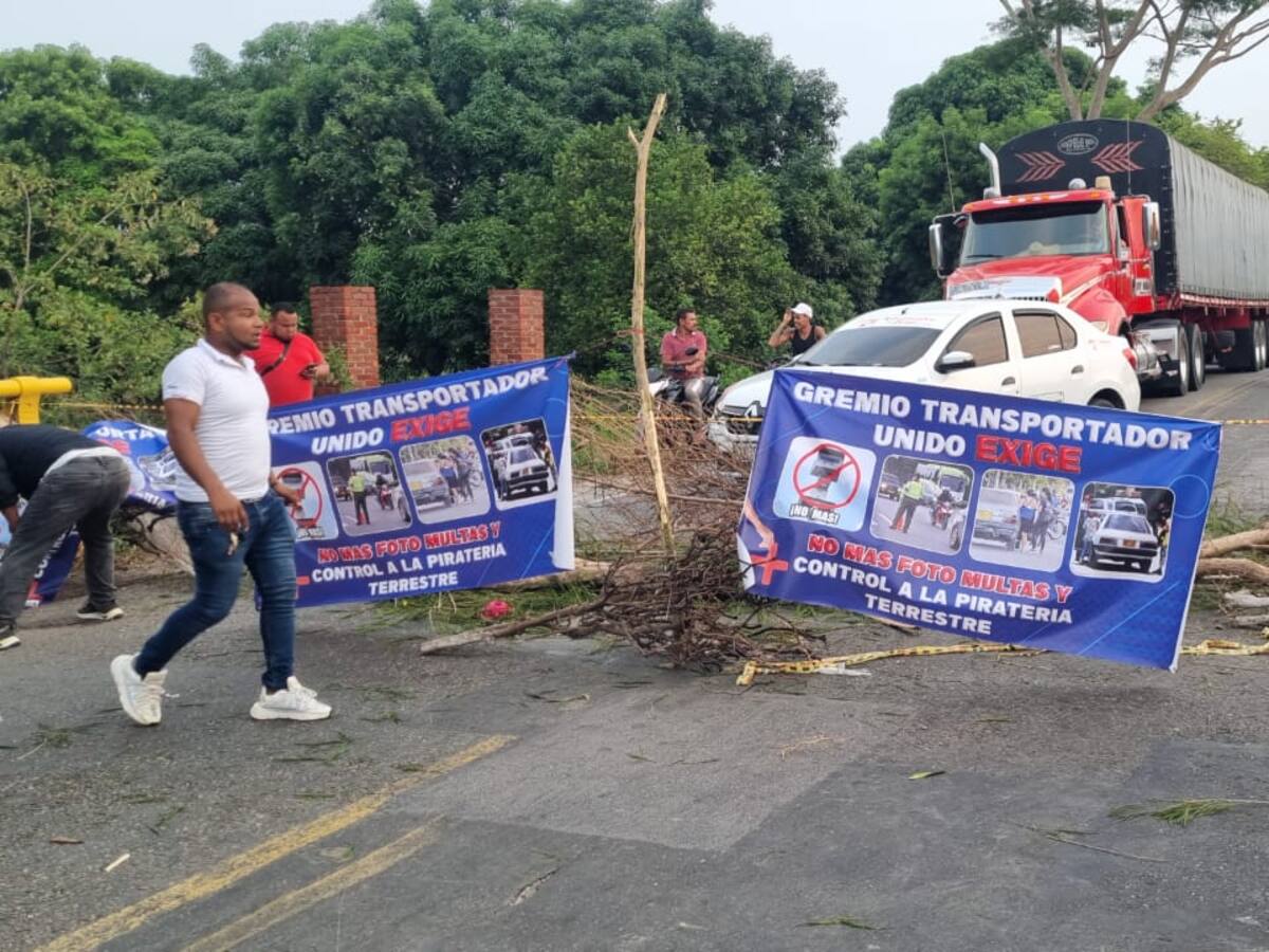 Bloqueada la vía entre Ciénaga y la Zona Bananera en el Magdalena